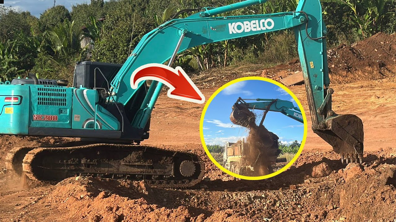 Happy watching ! Excavator working digging soil up for big truck !