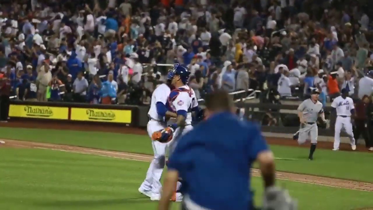 video to gif Edwin Díaz Slams Door in Subway Series