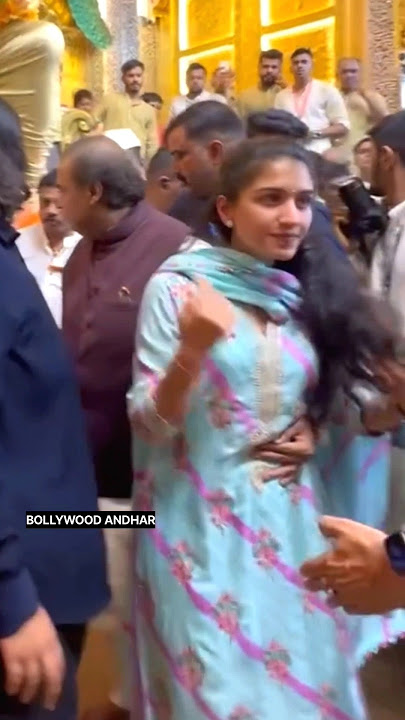 Mukesh Ambani apna chhoti bahu Radhika Merchant ki kamar pakad ke kitna care kiya | Bollywood Andhar