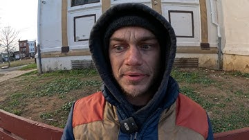 Kensington-verslaafde ziet maden het gezicht van een man opeten