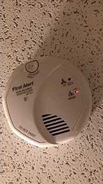 What does flashing red light mean on first alert smoke detector