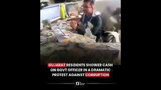 Public protest against corruption by showering money on government officials #indianews #corruption
