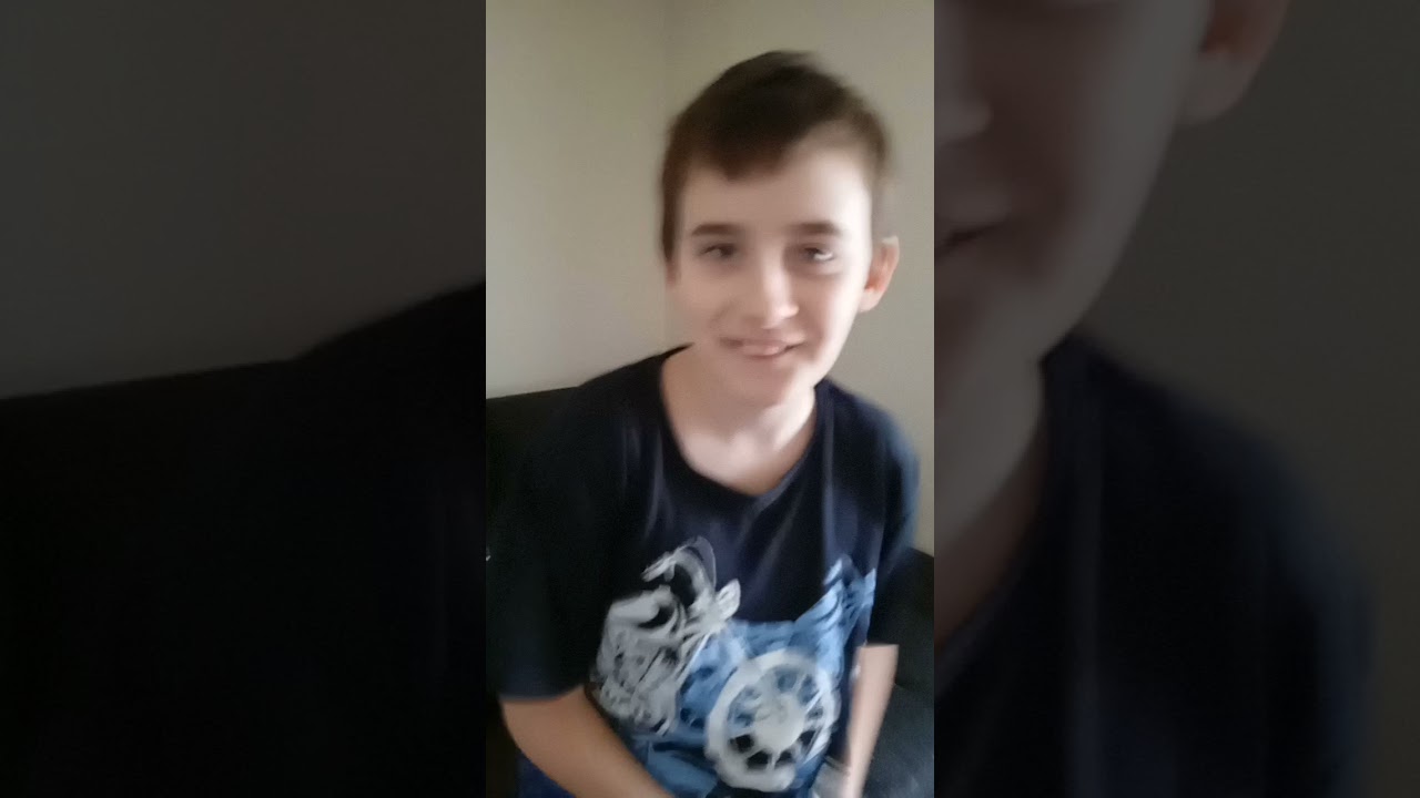 můj brácha ukázal fakáč😥