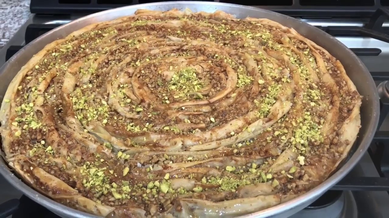 البقلاوة التركيه العجيبة أو نسميه بقلاوه معجقه هههه أومعرجقه مااعرف 🤔😂