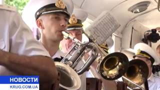 Военный оркестр - в трамвае