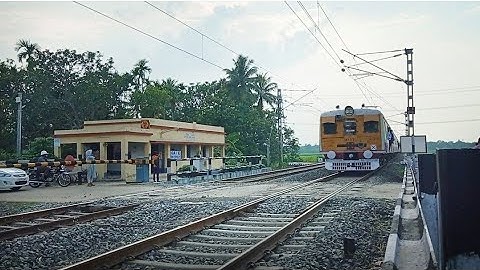 Katwa Howrah emu local passing at railgate