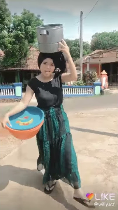 Penjual mie goreng onde2 pecel donat