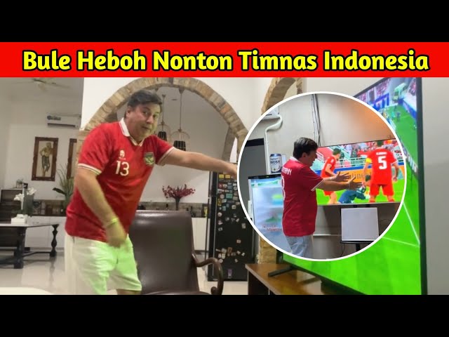 Bule Ini Penggemar Berat Timnas Reaksinya Heboh Saat Menonton Laga Timnas Indonesia class=