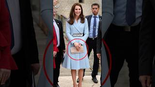 How Smart Catherine Uses A Clutch Bag To Avoid Awkward Situations #shorts #kate #catherine Resimi