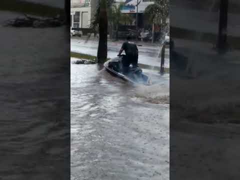 Após chuva, morador grava vídeo andando de jet ski em avenida alagada