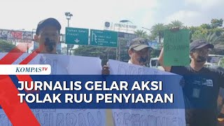 Tolak RUU Penyiaran, Jurnalis Gelar Aksi Teatrikal di Simpang Gadog, Bogor
