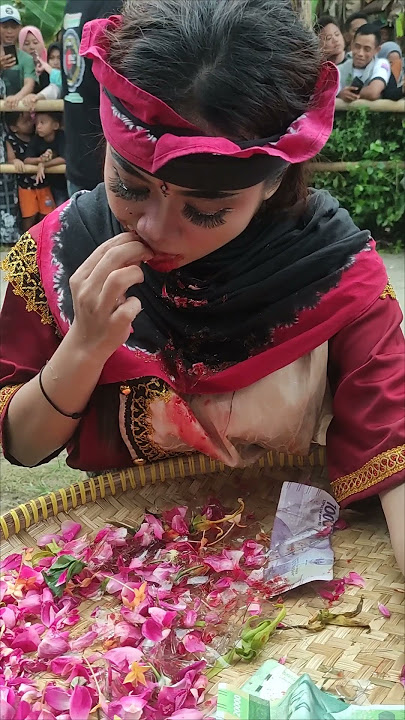 Waoowww Kuda Lumping Cewek Cantik Kesurupan Makan Beling