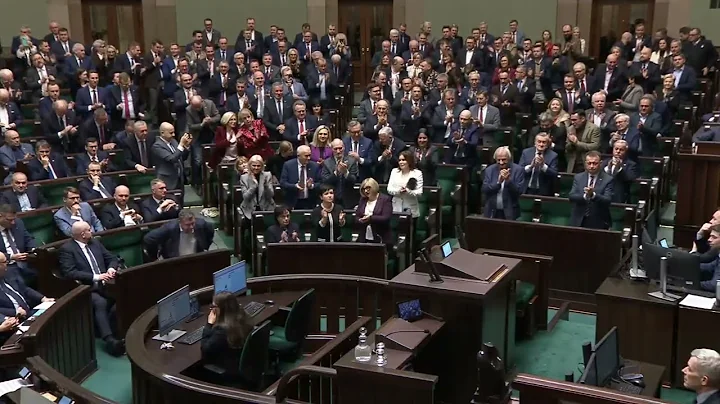 OWACJE NA STOJĄCO PO WYSTĄPIENIU BOGUCKIEGO. USTAWA ŁAŃCUCHOWA