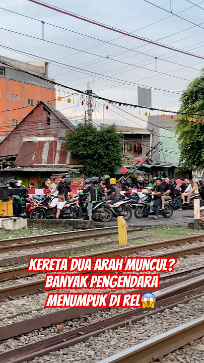 kereta dua arah muncul? masih banyak pengendara menumpuk di tengah rel #kereta #videoviral