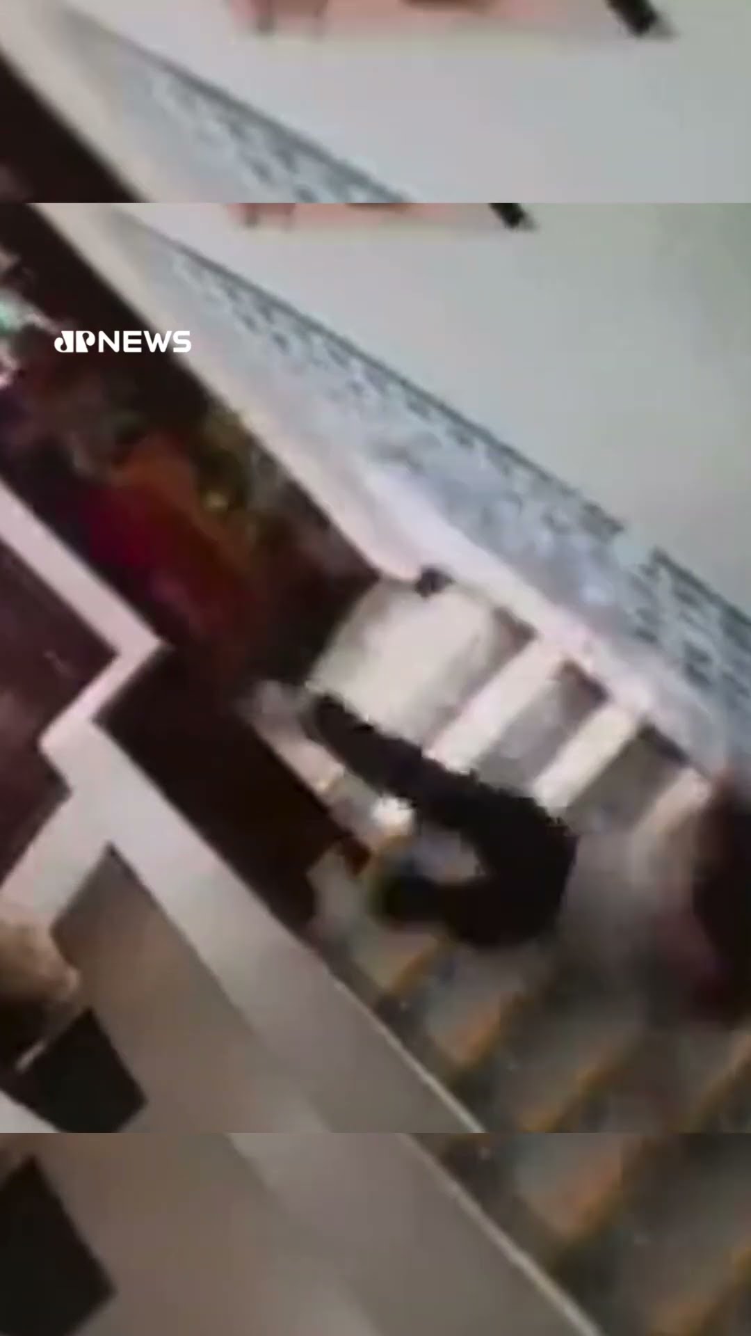 Idosa é empurrada escada abaixo após discutir com a síndica do prédio e o filho dela #Shorts