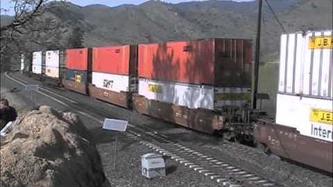 Railfanning at Tehachapi Loop Part 1 BNSF #7504 with a Stack Train