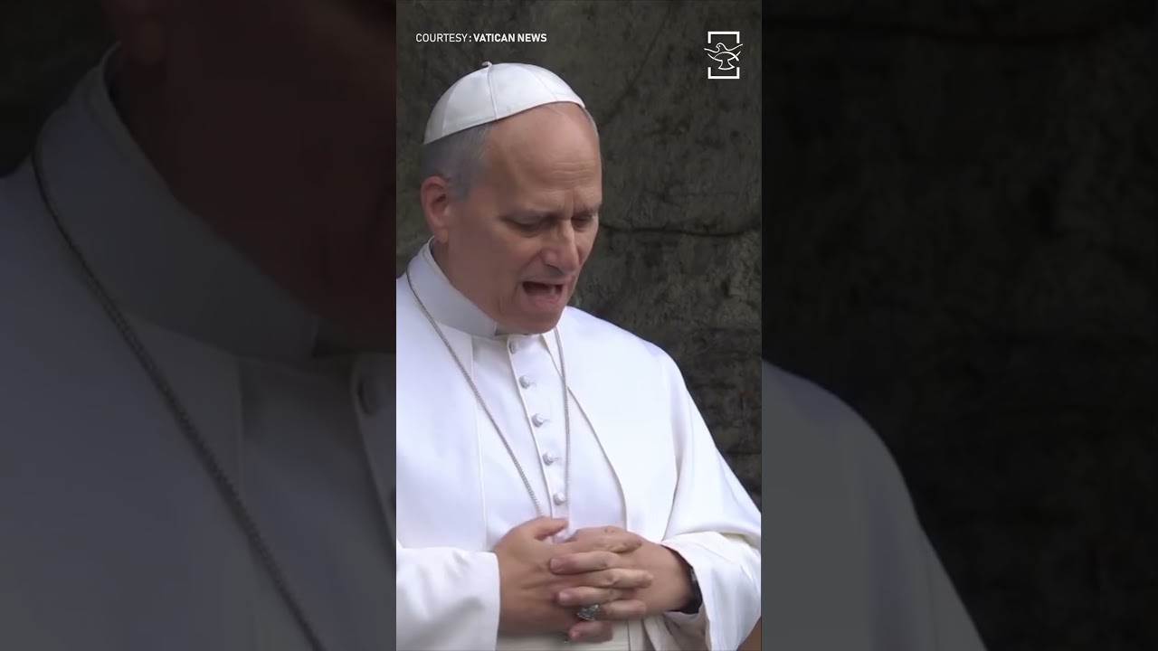 Папа Лев молится с больными в гроте Лурд в Ватикане | Shalom World News