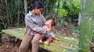 A 17-year-old single mother decided to build a house to protect herself from the sun and rain,