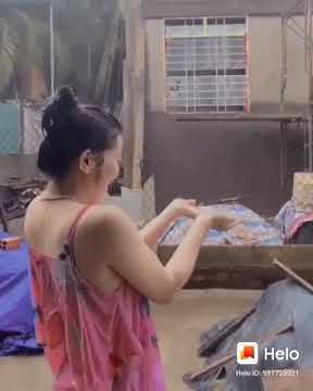 ngintipin Tante mandi gak pakai BH