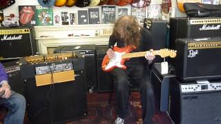 Video thumbnail of "Hank Marvin's tone visits Old Hat"