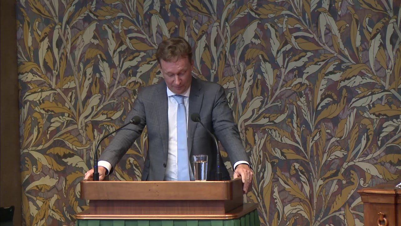 Hilariteit bij stemverklaring Van Dijk (SGP) over dienstplicht voor vrouwen