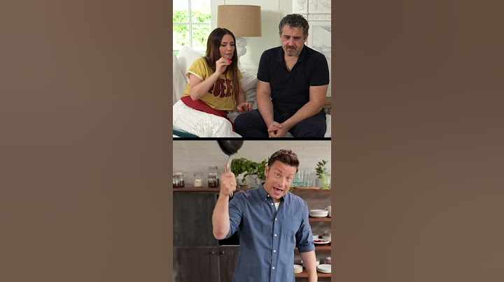 Italians REACT to a “classic” carbonara