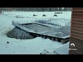 Жители Самары озабочены судьбой уток, пережидающих зиму на замерзшем озере.