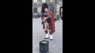 Man Play's Scottish  Bagpipes in Amsterdam  -  Man Speelt Doedelzak  Op De Dam by master video 328 views 5 years ago 2 minutes, 41 seconds