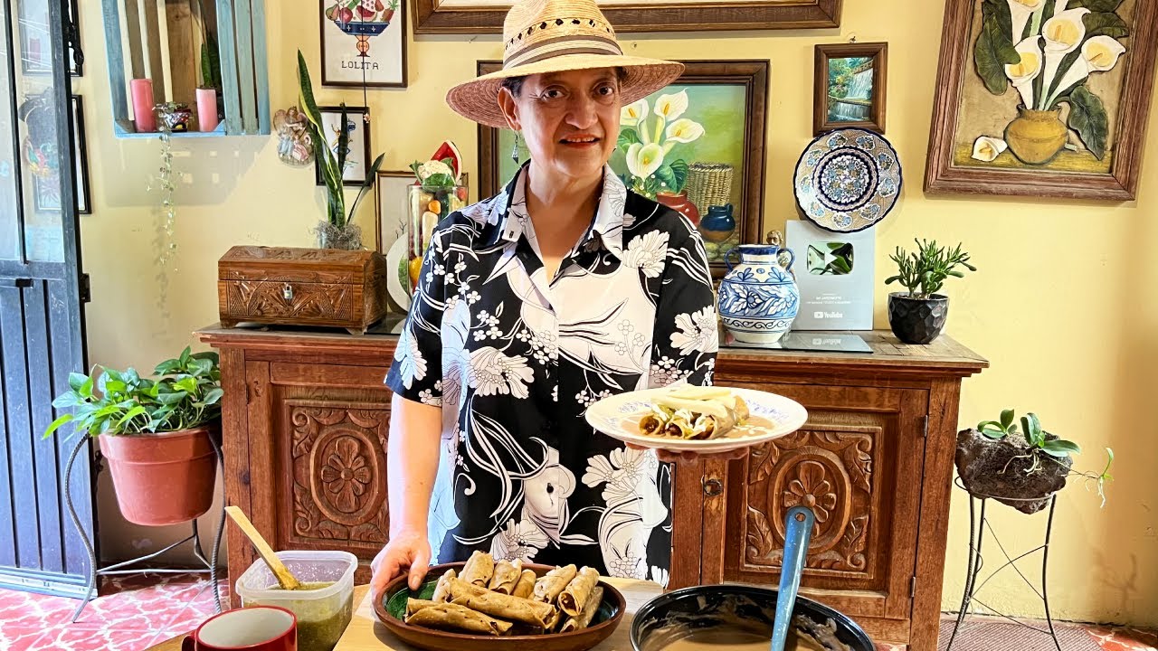 Flautas que hacía mi Bisabuela Otomí con Repollo, Queso y Zanahoria en Salsa de Frijol
