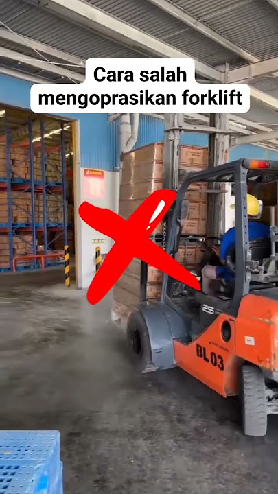 Cara yang salah mengoperasikan forklift saat bawa barang melebihi pandangan mata. #forklift #fyp