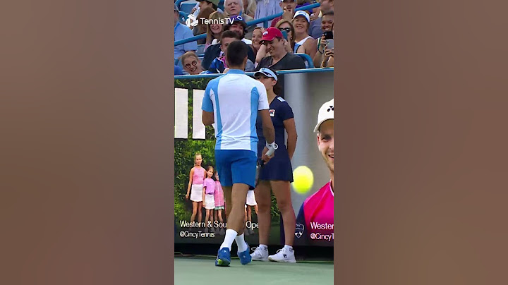 Djokovic Blows Kiss To A Fan 😘