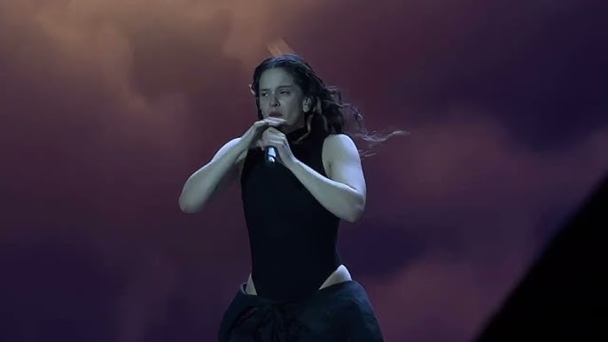 🦋 MOTOMAMI 🦋 — Rosalía performing at Louis Vuitton x Kidsuper