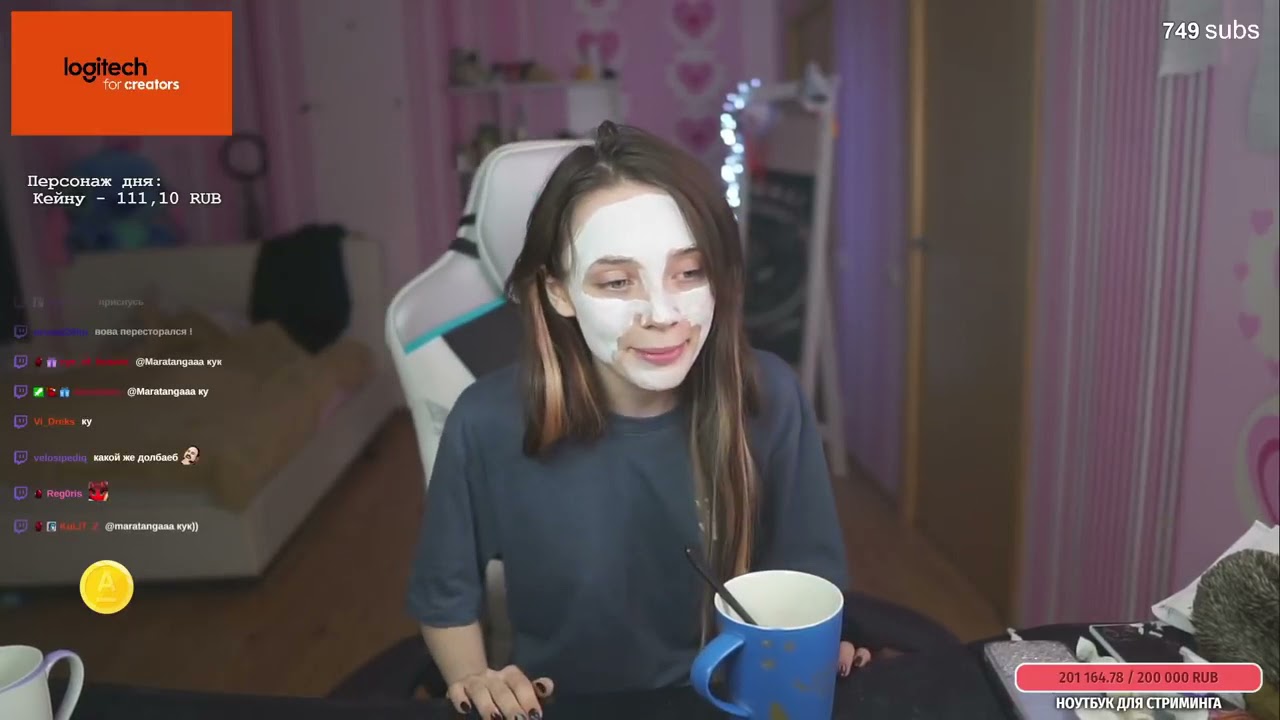 Девушка без лифана