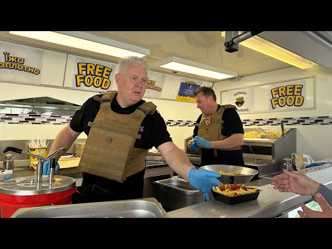 Franky en Coen delen friet en snacks uit in Lyman, op 7 km afstand van het front #bakhmut #ukraine