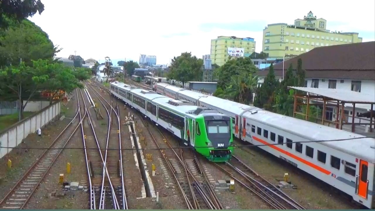 Lalu Lalang Kereta Api Keluar masuk Stasiun Bandung Sisi Barat