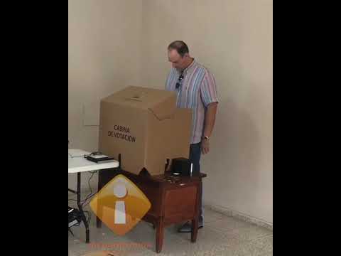 Precandidato a senador Barahona por el PLD, José del Castillo, ejerce su derecho al voto