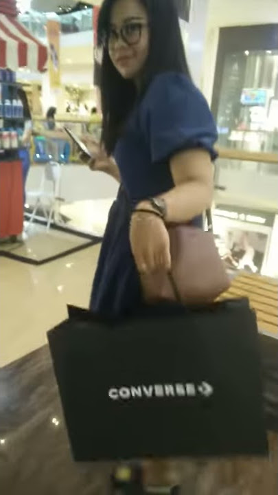 Istri Beli Sepatu Converse