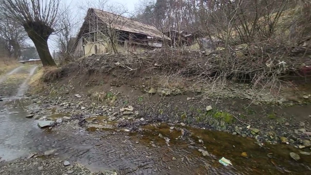 Om din Alexandru Cel Bun – Neamț nu știe ce să mai facă sa nu intre apa peste el în gospodărie.