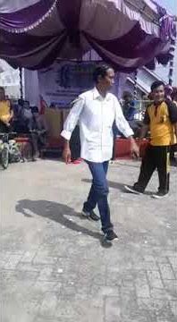 Jokowi KW joged dangdutan di pesta