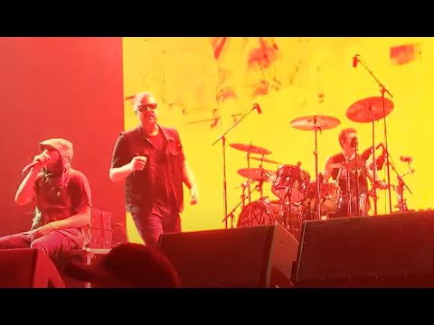 Rage Against The Machine had Run The Jewels on stage for “Close Your Eyes (And Count To F..k)“.