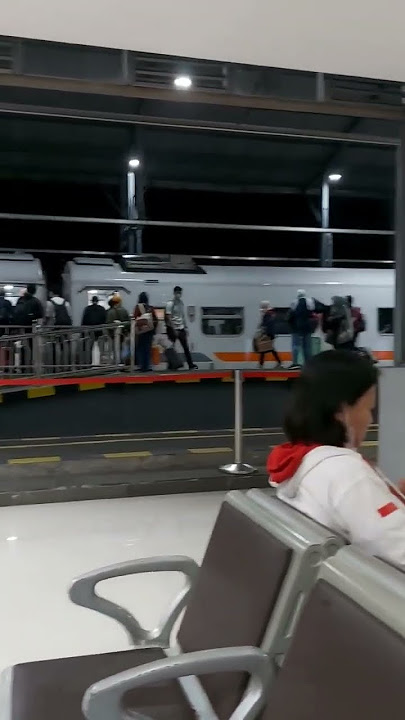 Suasana di malam hari di stasiun lempuyangan jogja 🚞❗