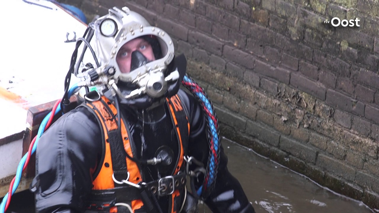 Luciën Schuite uit Almelo werkt onder water