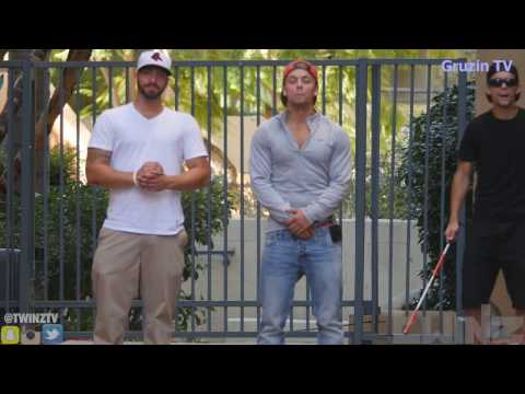 ბრმა ხალხს მძღნერს უსმევს (სახეში მოხვდა)