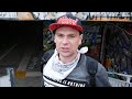 Czowiek artysta graffiti na warszawskim suewcu przejcie podziemne soneczne