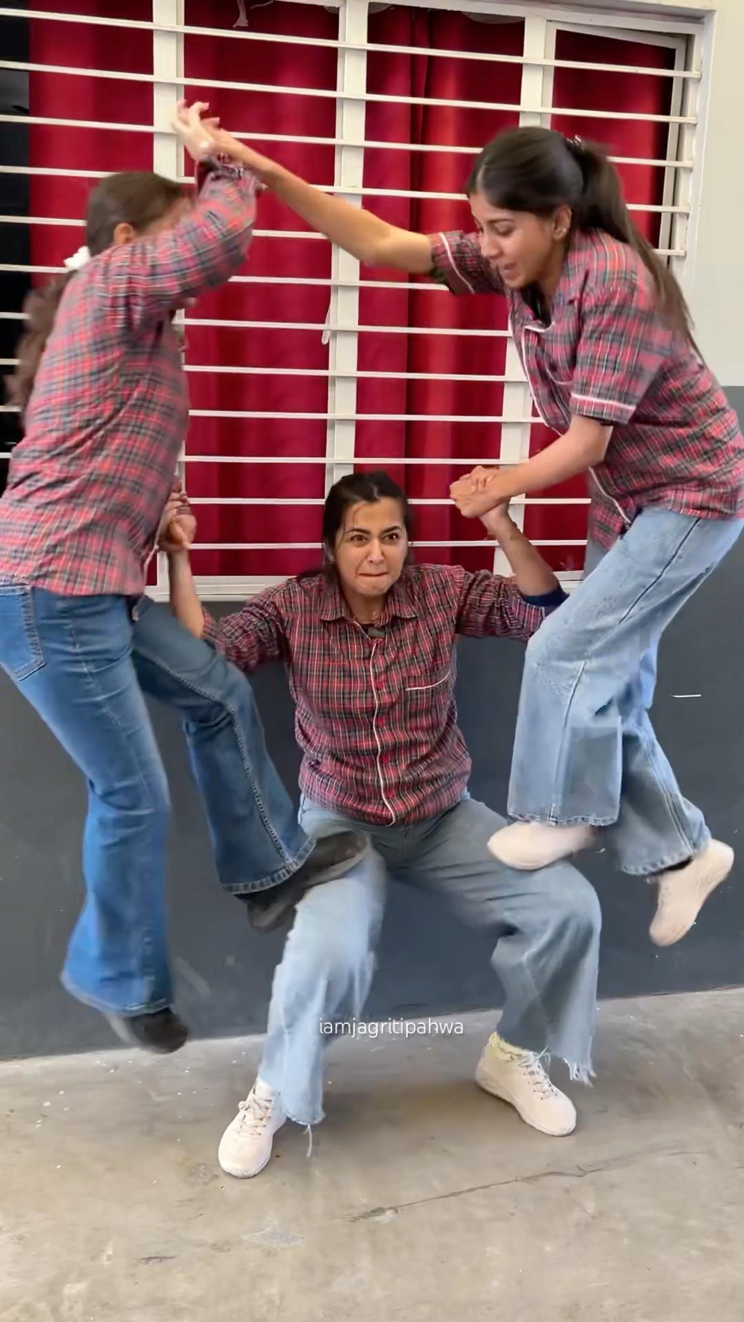 Do you have such Gang in school? ? #schoolfriends #besties #jagritipahwa #schoollife #schooldays l