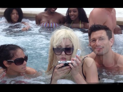 Amanda Bynes Calls Sarah Hyland Ugly, Takes Weird Hot Tub Photos!