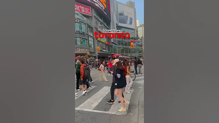 Walking in downtown Toronto 🇨🇦#short #torontolife #canada #travel #downtowntoronto #canadadiaries