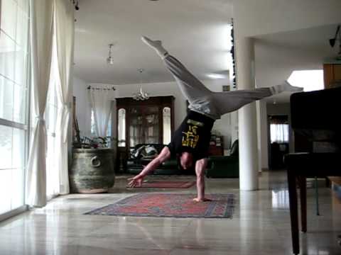 One arm straddle handstand
