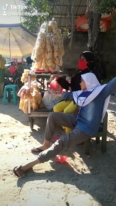 Kakak&Adek Jualan kerupuk dipasar