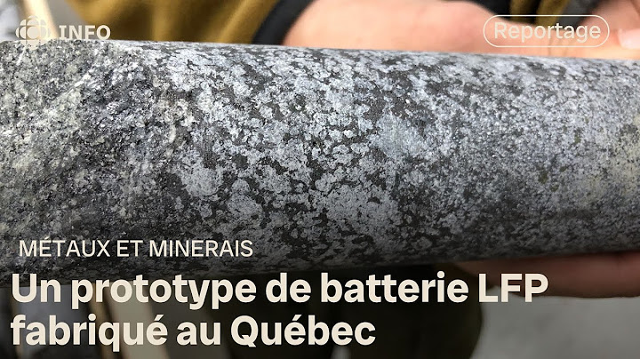 Un Innu de la Côte-Nord derrière un prototype de batterie